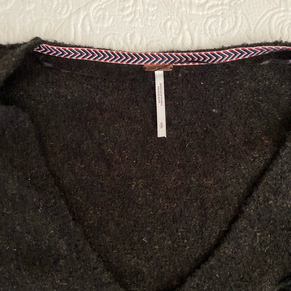 Free People black v-neck sweater, size small - Picture 3 of 3